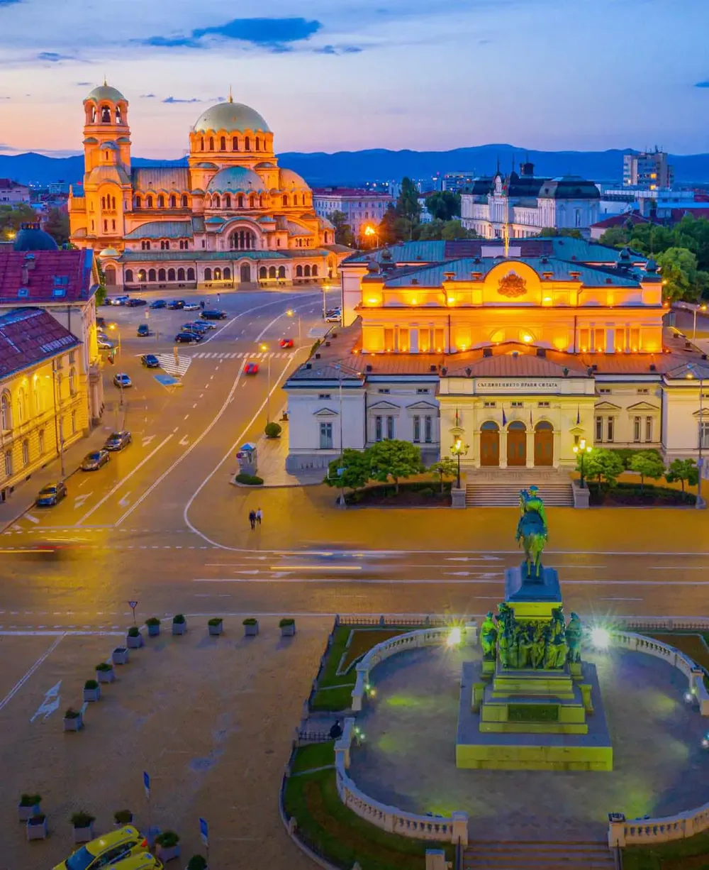 Sofia bei Sonnenuntergang – Alexander-Newski-Kathedrale und Parlament